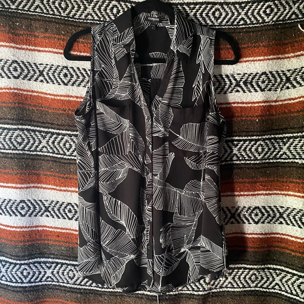 Express Portofino short sleeve black and white palm leaves print